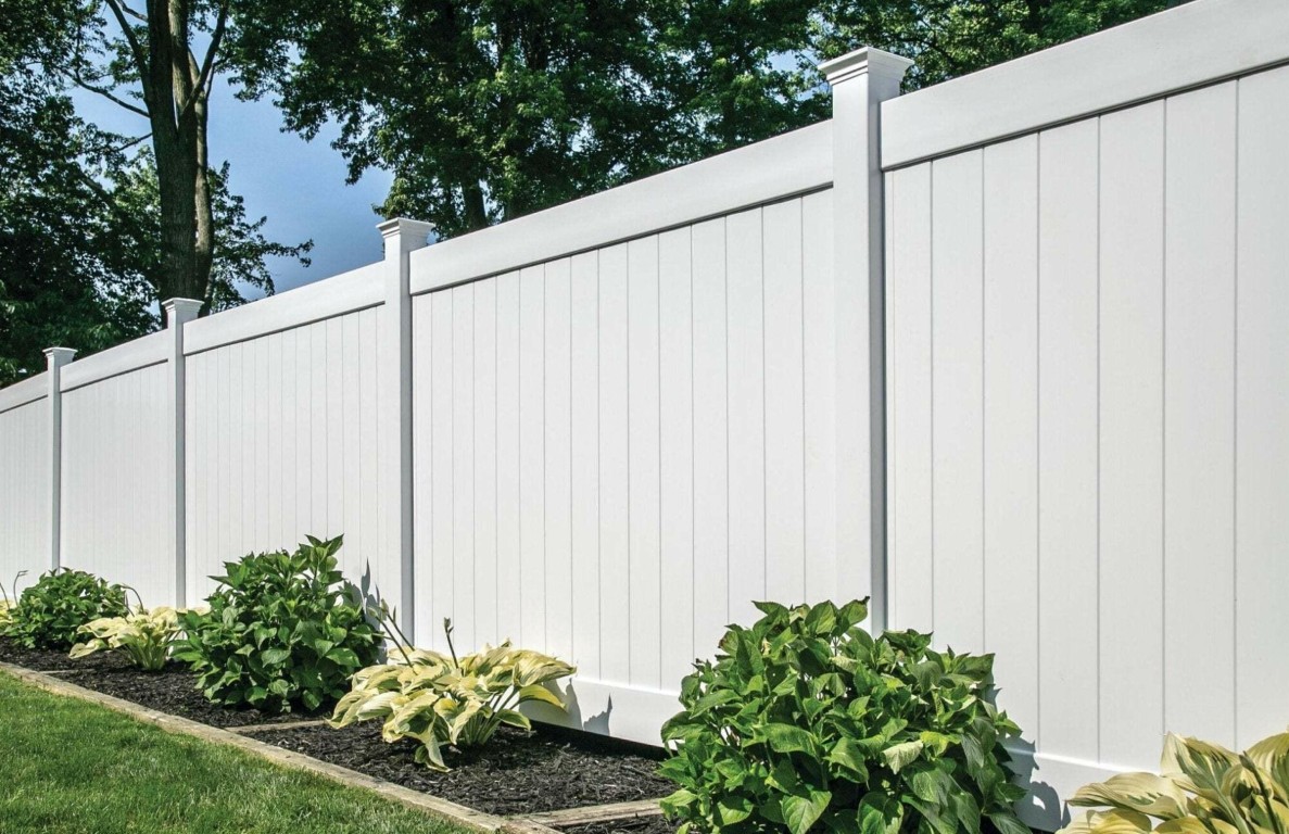Durable white vinyl privacy fence in Quincy, IL